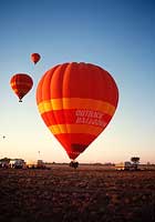 outback sunrise ballooning in alice springs